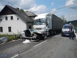Dvě osoby vyprošťovali hasiči u nehody v Korkusově Huti