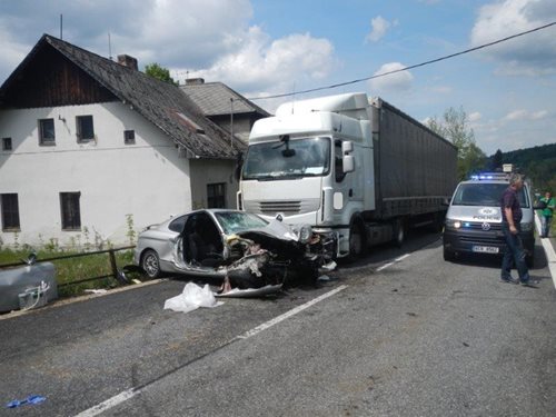Dvě osoby vyprošťovali hasiči u nehody v Korkusově Huti