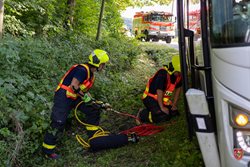 V Pazderně sjel autobus mimo komunikaci