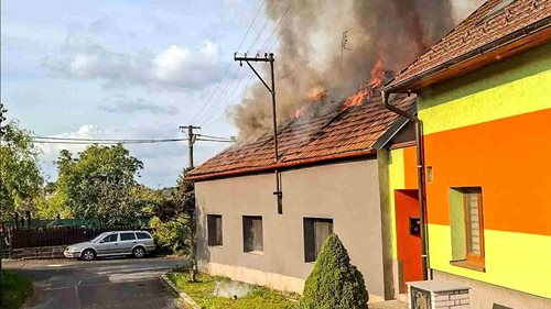Střecha rodinného domu byla celá v plamenech. Devět jednotek hasičů zabránilo šíření požáru