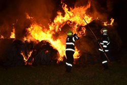 Hasiči vyjeli po druhé hodině ranní k požáru balíků slámy ve Vratislavicích nad Nisou