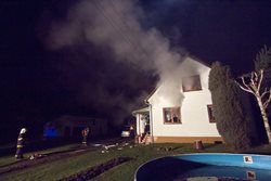 Ve Staré Vsi u Bílovce v Moravskoslezském kraji hasiči zachránili jednu osobu, původcem požáru rodinného domu byla pyrotechnika