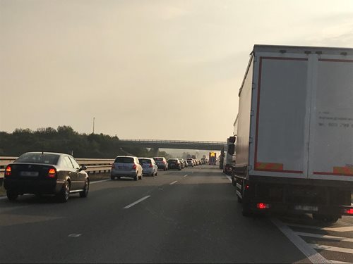 Berte si do auta dostatek vody, s kolonami počítejte dopředu
