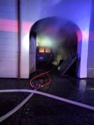 Zahoření dodávkového vozidla v průjezdu rodinného domu