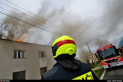 Požár střechy domku v Ostravě-Nové Bělé při její opravě