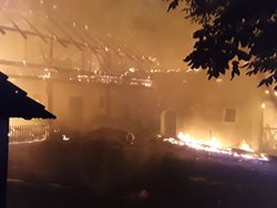 S rozsáhlým požárem rodinného domu a hospodářského stavení v obci Albrechtice bojovalo devět jednotek hasičů