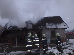 V Královéhradeckém kraji  hořel starší rodinný dům. Shořela střecha a vybavení dílny. 