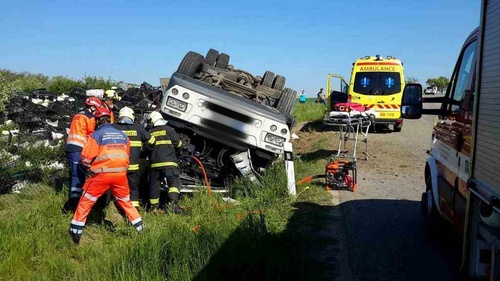 Kamion zůstal po nehodě na střeše