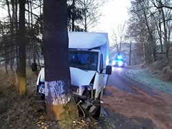 U Dalečína havaroval řidič s dodávkou, skončil v péči zdravotníků