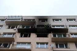 Ve Frýdku-Místku hořel byt, hasiči zachránili a evakuovali celkem 19 osob