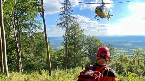 Paraglidista se zranil po pádu. Z nepřístupného terénu ho vyzvedl vrtulník v podvěsu