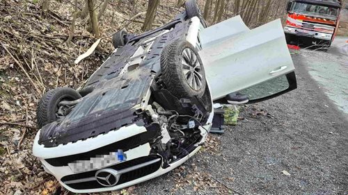 Nehoda skončila převráceným vozem