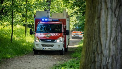 Auto skončilo 30 metrů ve stráni. Hasiči nasadili speciální vyprošťovací techniku
