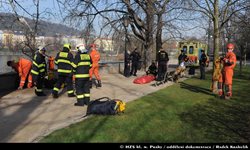 Hasiči z centrální stanice zachránili dvě osoby, které spadly na břeh Vltavy 