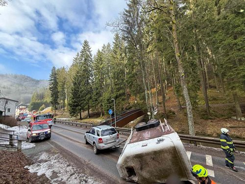 Nehoda s přívěsem ochromila dopravu