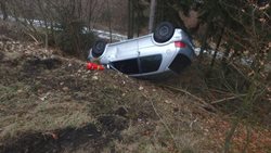 U obce Vícenice havaroval ve čtvrtek odpoledne osobní vůz, nehoda si vyžádala zranění