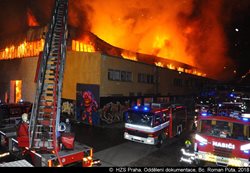 U požáru haly v Praze 9 se během zásahu  zřítila střecha   VIDEO-FOTOGALERIE 