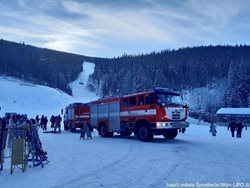 Na lanovce v Krkonoších uvázlo 130 lidí, porouchanou dráhu se nakonec podařilo rozjet