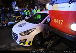 Hasiči vyprostili jednu osobu po střetu auta s tramvají ve Vinohradské ulici v Praze