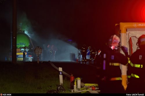 Hasiči v Bludovicích zasahovali u úniku kyseliny chlorovodíkové z cisterny, z okolí byly evakuovány desítky osob