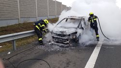 Požár vozidla na D35 na 135 km ve směru na Prahu