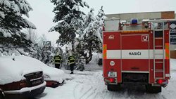 Padající sníh ze střech a výjezdy hasičů