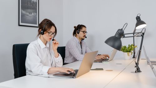 Kvůli nechtěným telefonátům oznámila vraždu. Na místo okamžitě vyjela policie