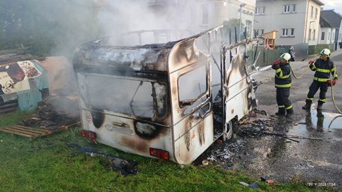 Hasiči zasahovali u série požárů vozidel, jeden člověk byl zraněn