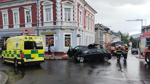 Srážka dvou vozidel si vyžádala zranění, hasiči zasahovali u nehody