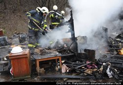 Při požáru příbytku bezdomovců v pražských Řeporyjích se popálila jedna osoba