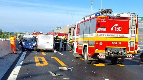 Řetězová nehoda ochromila provoz na dálnici