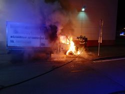Požár nákladního automobilu v průmyslové zóně