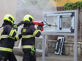 Vteřiny rozhodují: Hasiči nacvičovali vstup do bytu, kde může jít o život