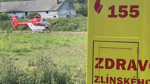Jezdkyně spadla z koně, který na ni následně upadl. Do nemocnice ji transportoval vrtulník