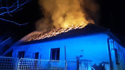 V Lipníku nad Bečvou vyhořel střecha rodinného domu