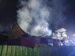 Střechu rodinného domu a hospodářské budovy hasilo osm jednotek