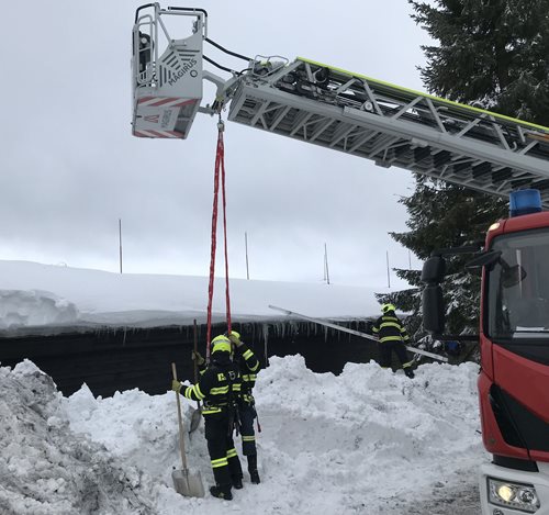Na budově úpravny vody se propadla střecha, na které byla velká vrstva těžkého sněhu