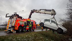 Dva lidé byli zraněni po dopravní nehodě osobního automobilu v Ostravě, hasiči museli vyprošťovat