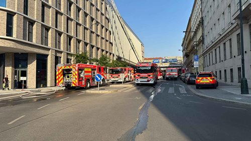 Rozsáhlý požár střechy hotelu v centru Prahy zaměstnal desítky hasičů. Evakuováno bylo 200 osob