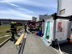 Hasiči zlikvidovali chemickou látku, která unikla do podzemí průmyslového areálu v Praze 15