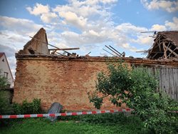 U zbořené stodoly na Mělnicku pomohl hasičům dron