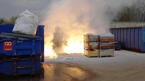 Nebezpečný požár odpadu hrozil výbuchem