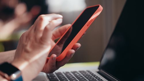 Jedna SMS a škoda přes 200 tisíc. Muž potvrdil požadavek v telefonu a podvodníkům otevřel cestu k účtu