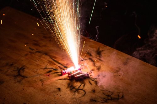 Našli pyrotechniku a chtěli ji odpálit. Zraněného mladíka transportoval vrtulník