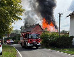Ve Veselově a Vojkovicích hořela střecha domu