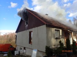 Požár rodinného domku se zraněním majitele