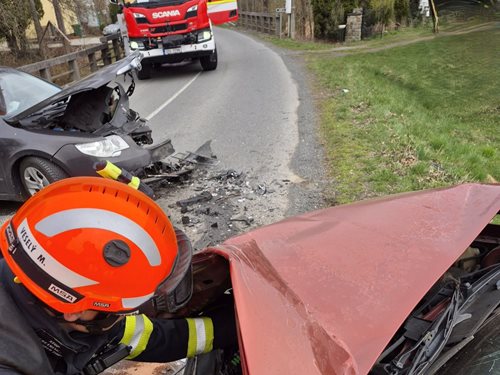 Srážka vozidel si vyžádala zásah hasičů