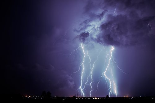 Meteorologové varují před nebezpečnou kombinací veder a silných bouřek