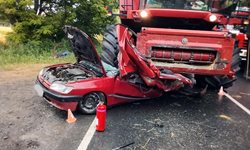 Osobní auto vrazilo pod kombajn. Hasiči vyprostili řidiče