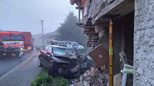 Řidič skončil zaklíněný po nárazu do domu. V noci ho vyprošťovali hasiči